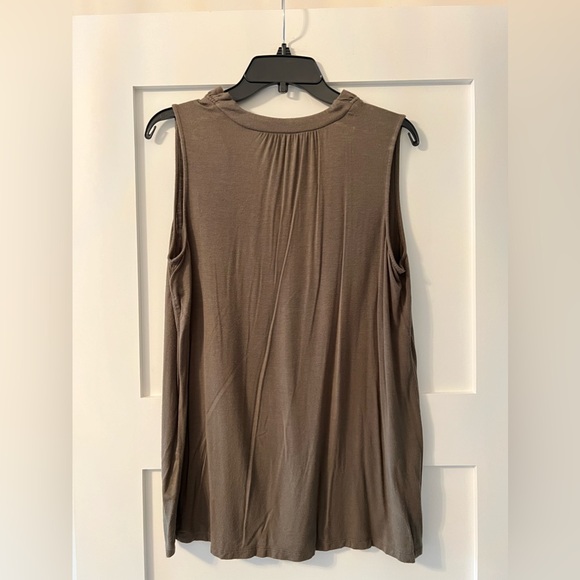 Sleeveless Army Green Flowy Blouse - Picture 3 of 7